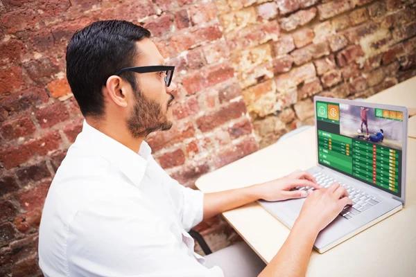Empresário usando laptop na mesa — Fotografia de Stock