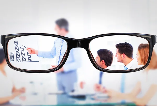 Mensen uit het bedrijfsleven in kantoor op presentatie — Stockfoto