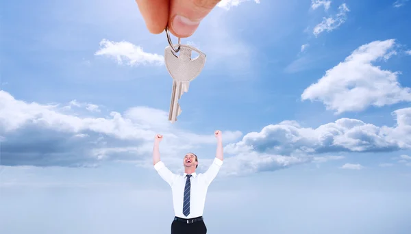 Homme d'affaires debout contre le ciel bleu — Photo