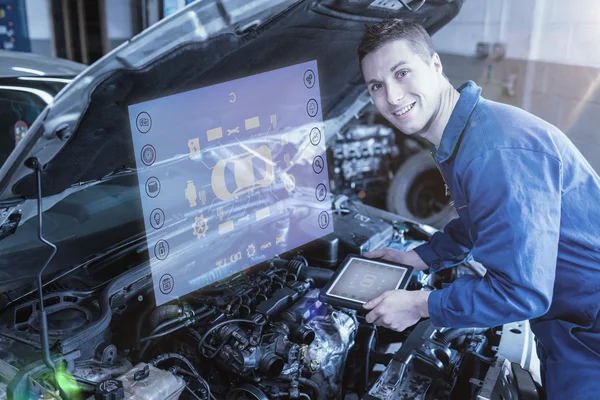 Bilmekaniker med bil med TabletPC — Stockfoto