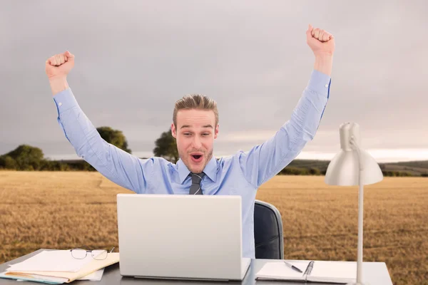 Jublande affärsman på laptop — Stockfoto