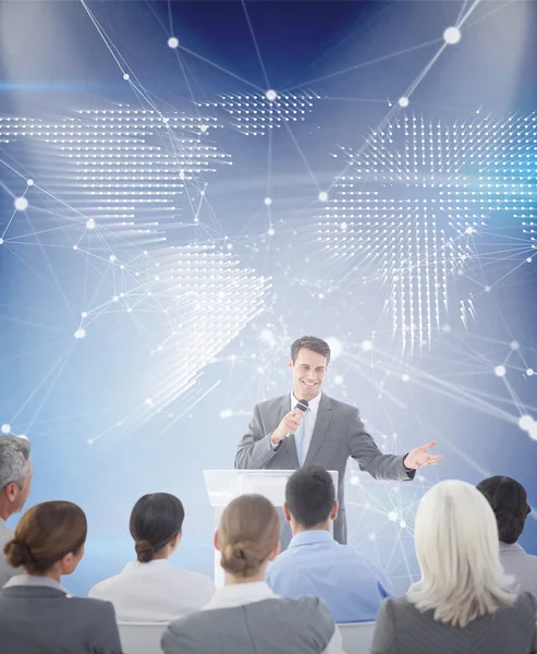 Geschäftsmann hält Rede bei Treffen — Stockfoto