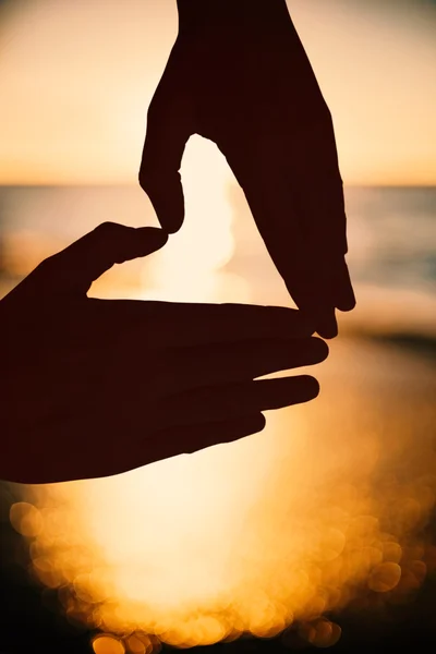 Mujer haciendo forma de corazón con las manos — Foto de Stock