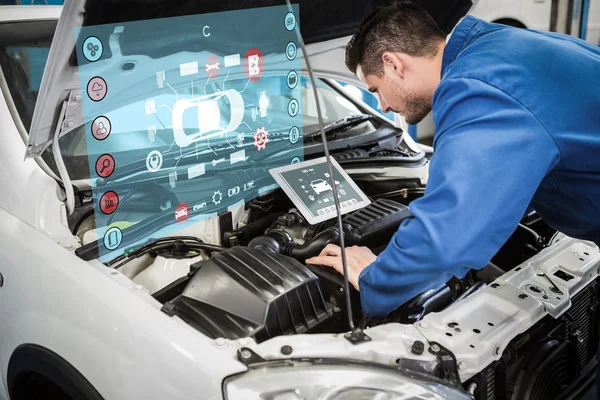 Mechanic Tablet PC gebruiken om op te lossen auto — Stockfoto