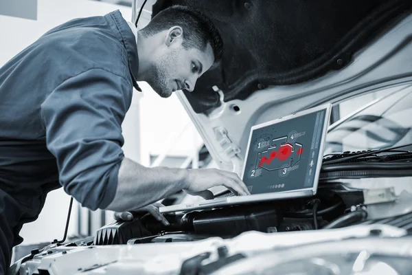 Mechanic laptop gebruikt op auto — Stockfoto