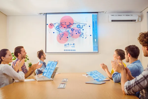 Business-Team applaudiert nach einer Konferenz — Stockfoto