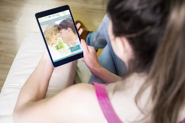 Vrouw die tablet gebruikt — Stockfoto