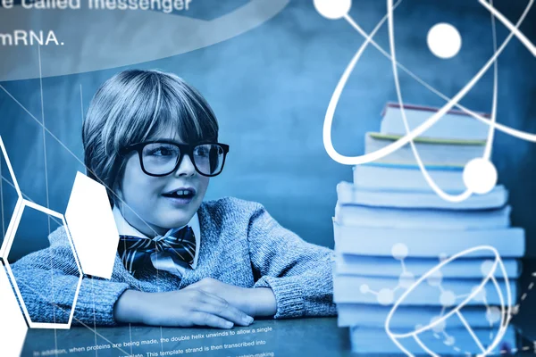 Menino com pilha de livros — Fotografia de Stock