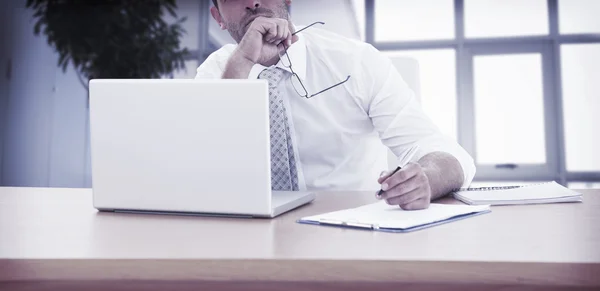 Affärsman som arbetar vid sitt skrivbord — Stockfoto