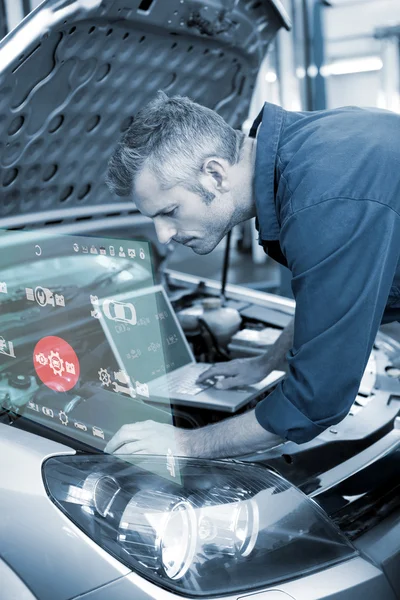 Mechanic laptop gebruikt op auto — Stockfoto