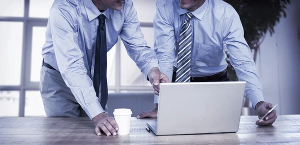 Les hommes d'affaires utilisant un ordinateur portable — Photo