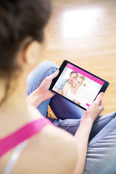 Vrouw die tablet gebruikt — Stockfoto