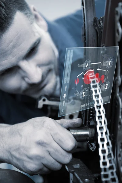 Mekaniker som jobbade på en motor — Stockfoto