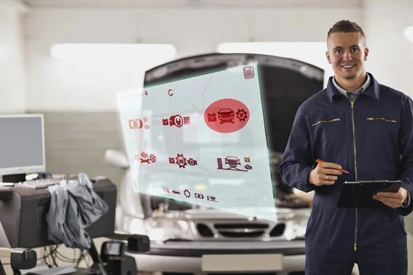 Mechanic houden een klembord naast een auto — Stockfoto