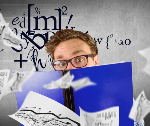 Geeky student lezen van een boek — Stockfoto