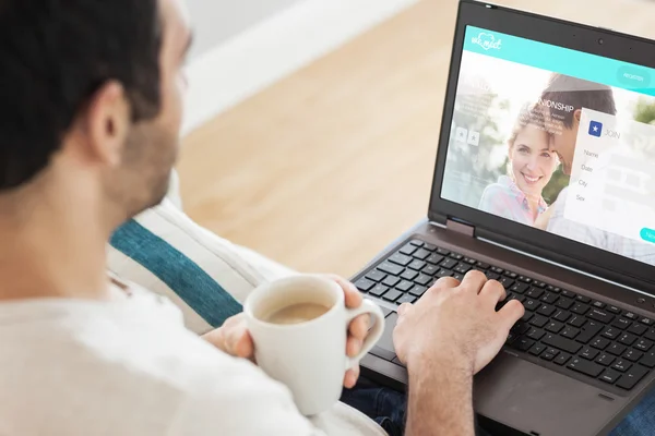 Man met laptop — Stockfoto