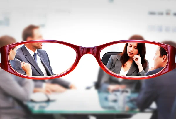 Zakenvrouw in gesprek met haar team — Stockfoto