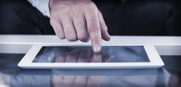 Палец от человека касаясь планшета — стоковое фото
