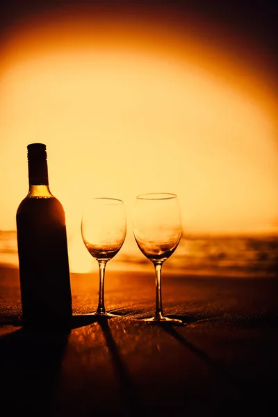 Bouteille de vin avec verres sur la plage — Photo