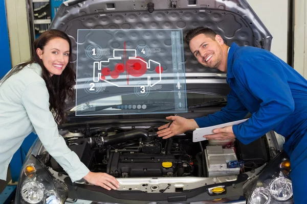 Mechanic glimlachen op de camera met klant — Stockfoto