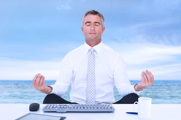 Zen-Geschäftsmann meditiert in Lotus-Pose — Stockfoto