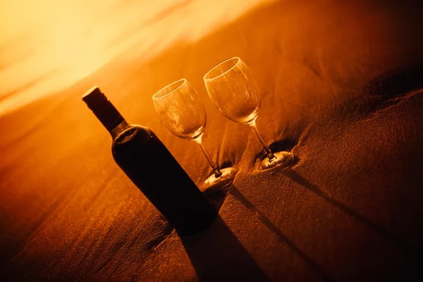 Bouteille de vin avec verres sur la plage — Photo