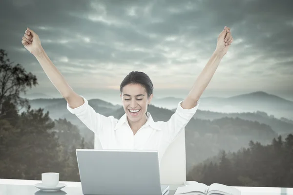 Empresária celebrando um grande sucesso — Fotografia de Stock