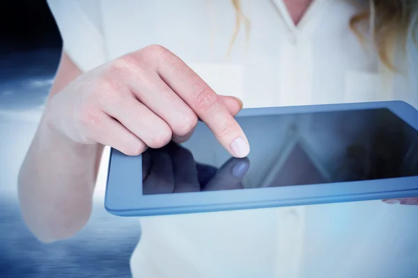 Mujer usando tableta pc — Foto de Stock