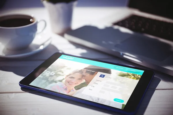 Dating-Website gegen Tablet — Stockfoto