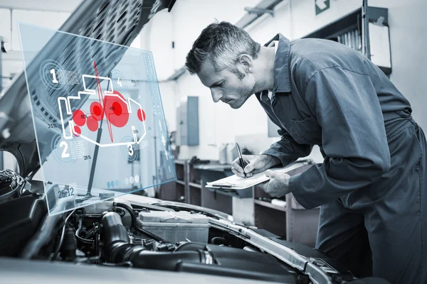 Mechaniker untersucht unter Motorhaube des Autos — Stockfoto