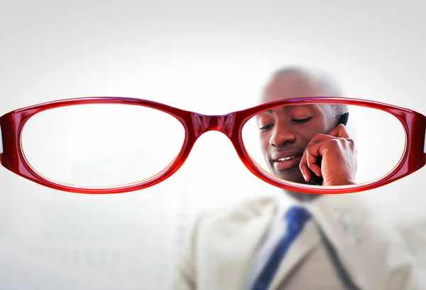 Occhiali contro uomo d'affari al telefono — Foto Stock