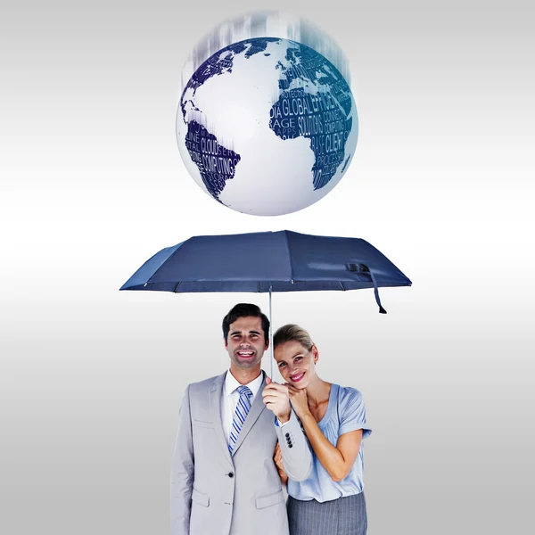 Empresários segurando guarda-chuva — Fotografia de Stock