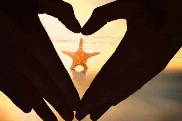 Woman making heart shape with hands — Stock Photo, Image