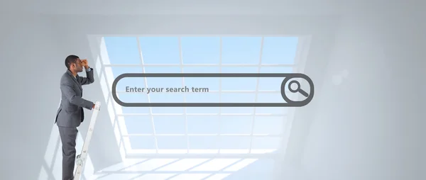 はしごを見に立っている実業家 — ストック写真