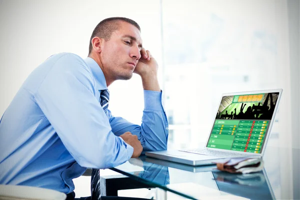 Уставший бизнесмен смотрит на свой ноутбук — стоковое фото
