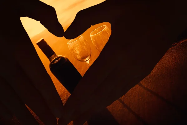 Woman making heart shape with hands — Stock Photo, Image