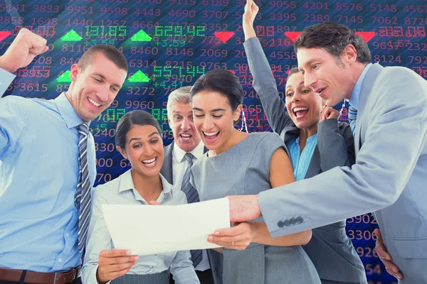 Equipe de negócios celebrando um novo contrato — Fotografia de Stock