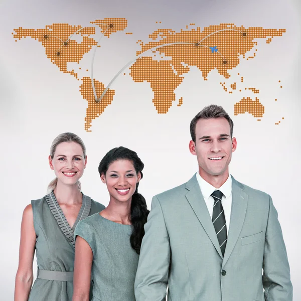 Equipe de negócios feliz contra mapa do mundo — Fotografia de Stock