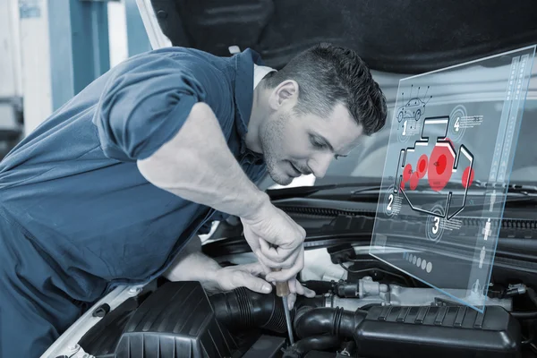 Mechaniker mit Schraubenzieher am Motor — Stockfoto