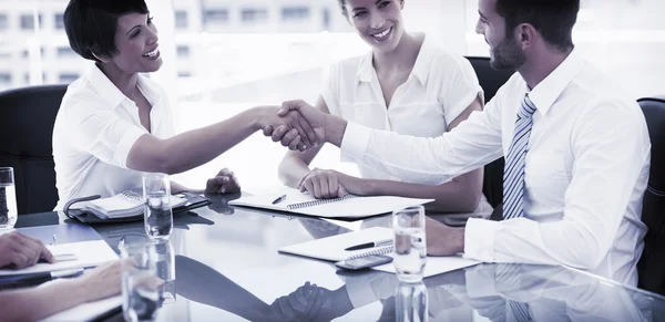 Ejecutivos estrechándose la mano después de una reunión de negocios —  Fotos de Stock