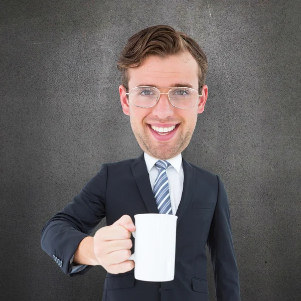 Geeky Geschäftsmann mit Becher — Stockfoto