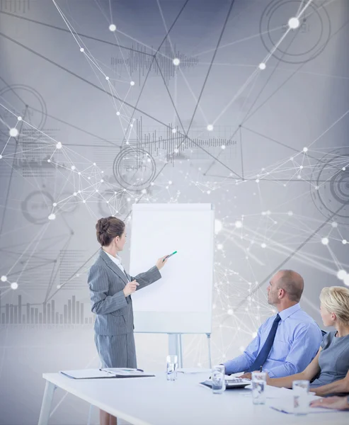 Geschäftsleute schauen auf den Vorstand — Stockfoto