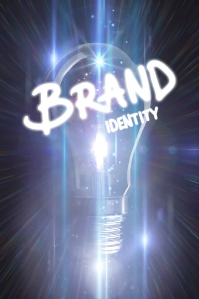 Markenidentität gegen glühende Glühbirne — Stockfoto