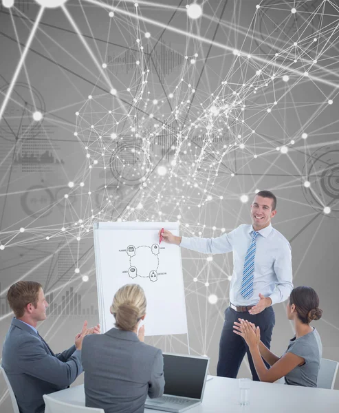 Gestionnaire présentant tableau blanc à ses collègues — Photo