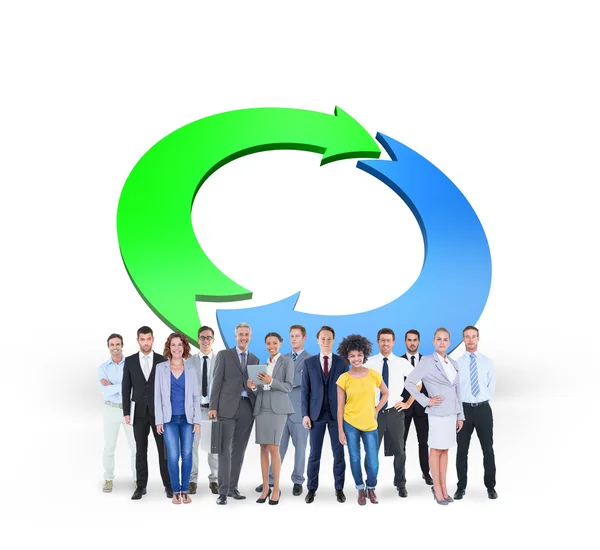 Verksamhet team mot pilar i en cirkel — Stockfoto