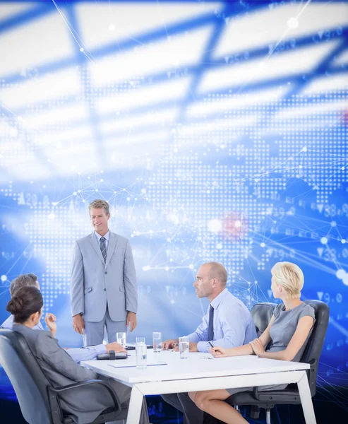 Business folk lyssnar under möte — Stockfoto