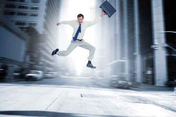 Прыгающий бизнесмен со своим чемоданом — стоковое фото