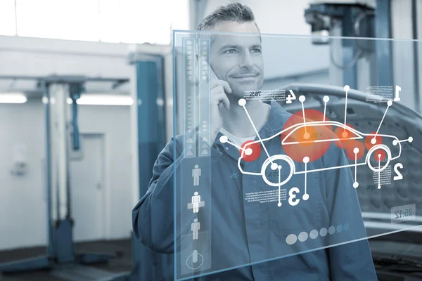 Smiling mechanic on the phone — Stock Photo, Image