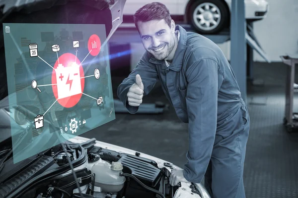 Mecánico examinando bajo el capó del coche — Foto de Stock