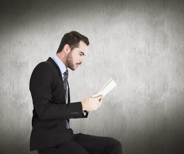 Uomo d'affari che legge un libro — Foto Stock